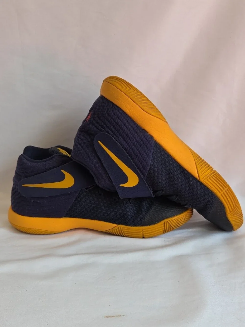 Nike Kyrie 2 'Cavs' Sneakers